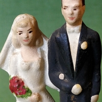 brudepar bisquit med slør lang hvid kjole rød brudebuket bride and groom vintage caketopper